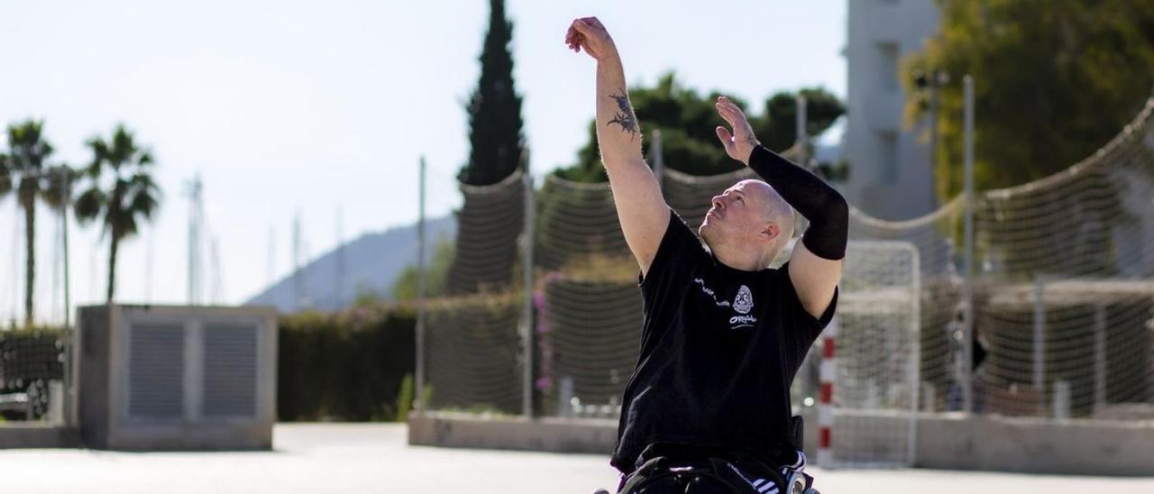 El jugador ibicenco Pablo Hempler lanza a canasta durante uno de sus entrenamientos. | FOTOS: P.H./Z.A.
