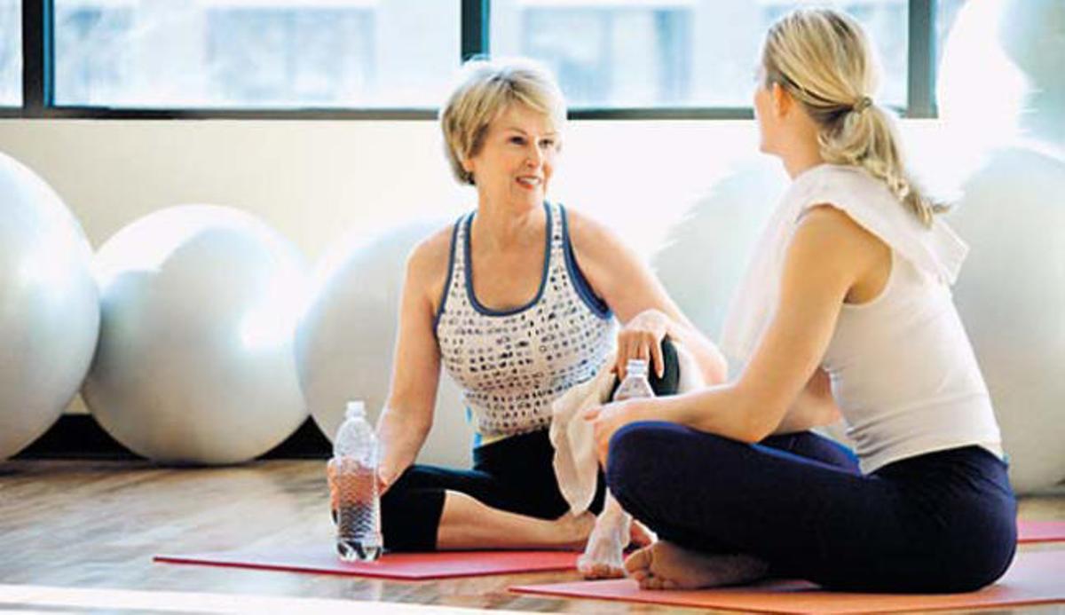 Dos mujeres realizan ejercicios para mejorar su incontinencia.