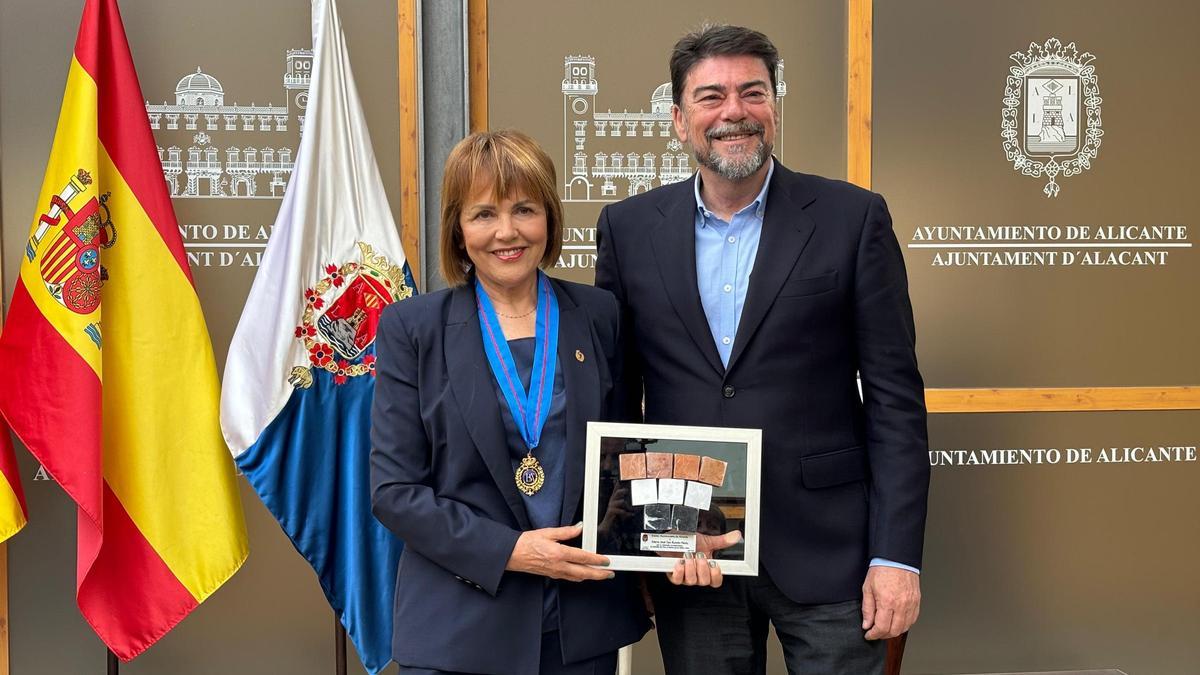 María José San Román junto al alcalde Luis Barcala
