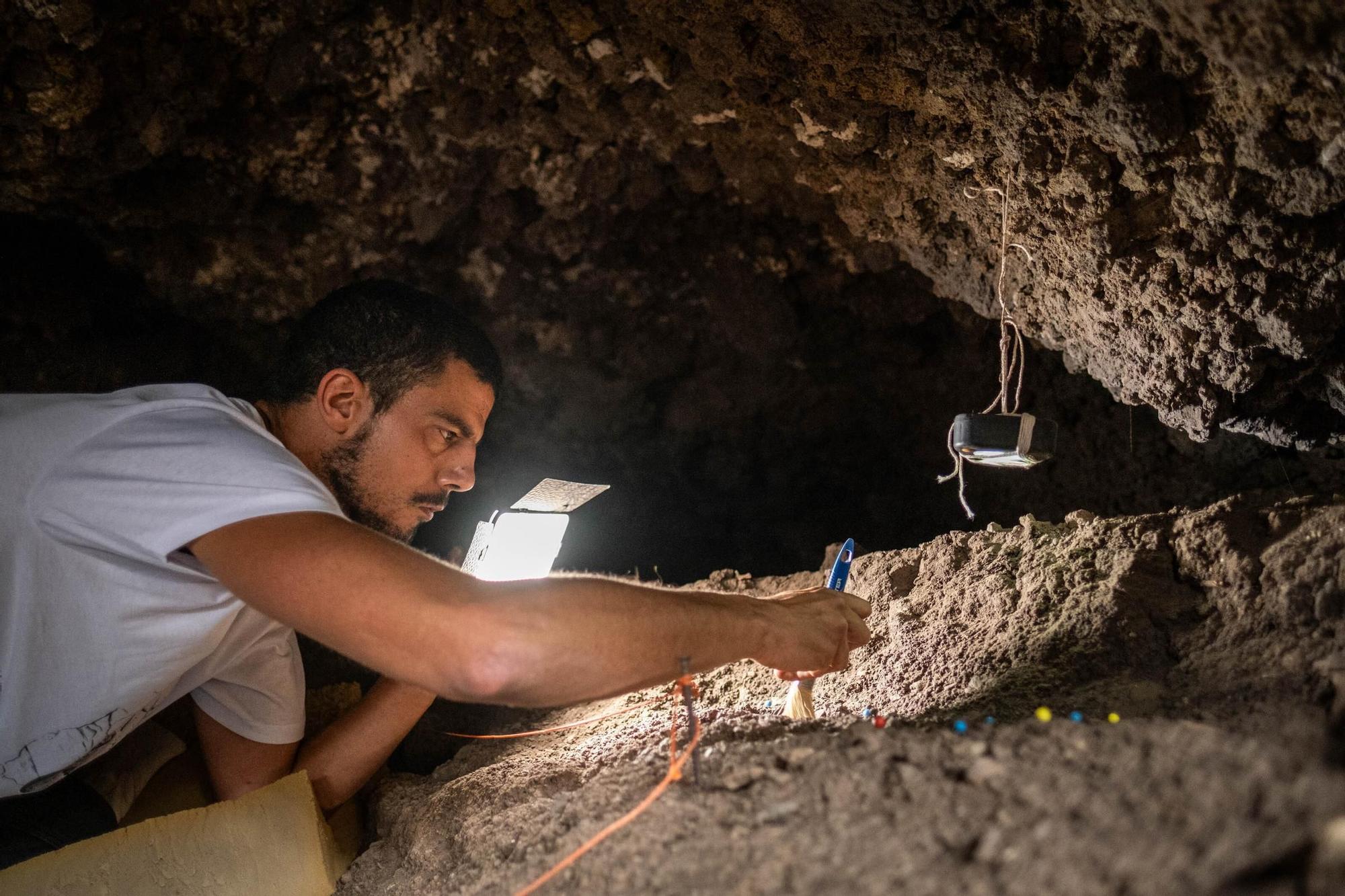 Excavación arqueológica en la Cueva de los Cabezazos, en Tegueste