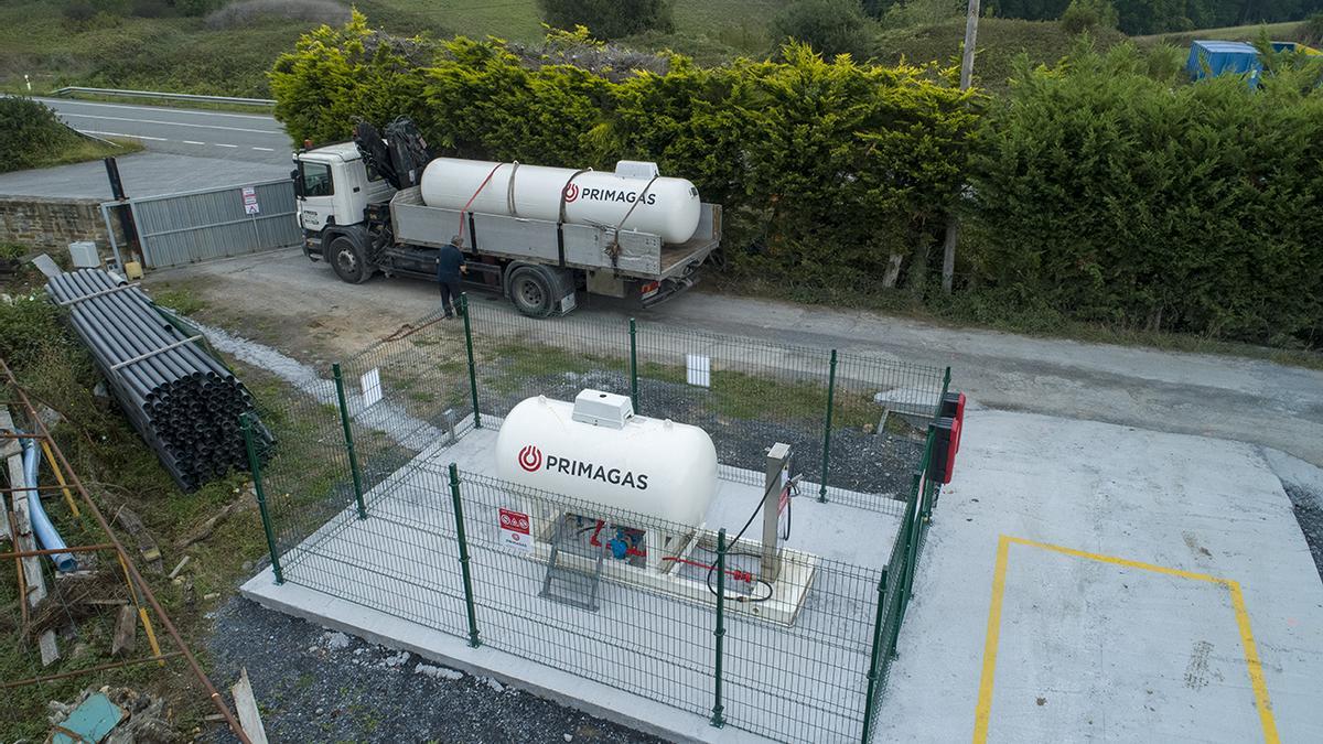 Detalle de una instalación de biopropano en un negocio rural.