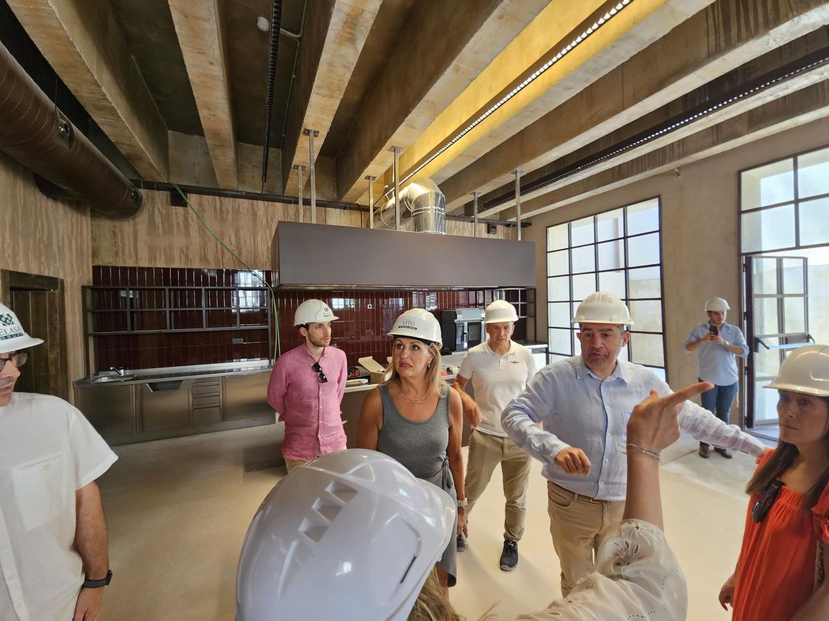 Visita a las obras del CdTI por parte de la consellera y el alcalde.