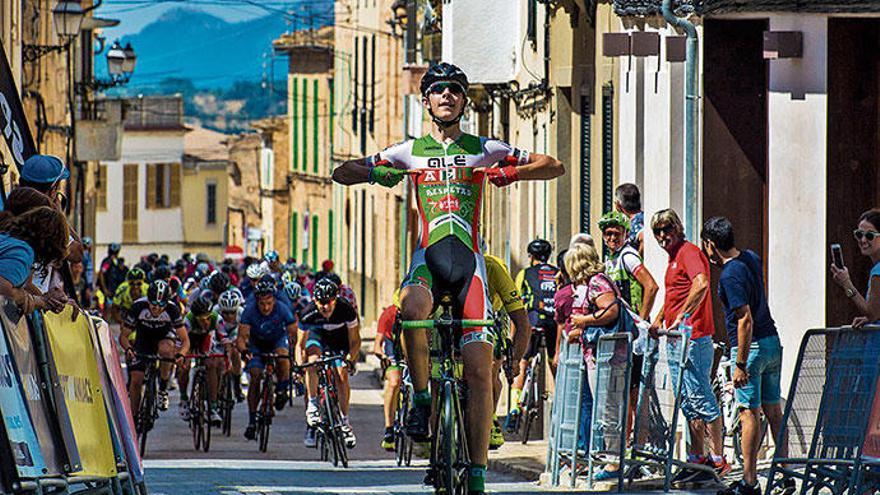 Radrennen Pla de Mallorca: Mit 43 km/h durchs Dorf