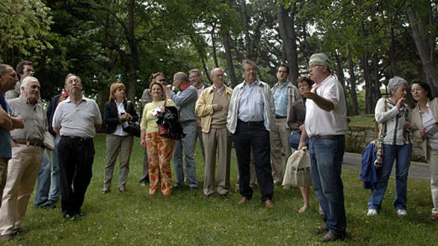 Momento del recorrido botánico por el parque de Santa Margarita.