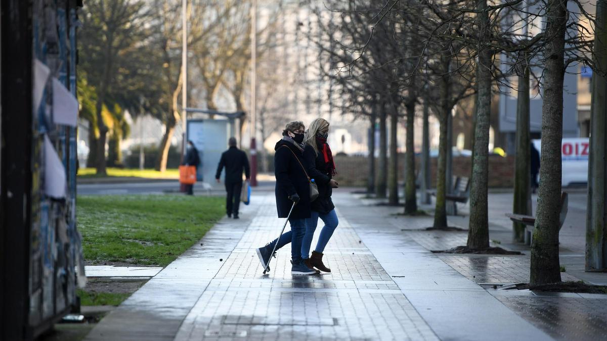 Transeúntes por el casco urbano en uno de los días más fríos de 2021.