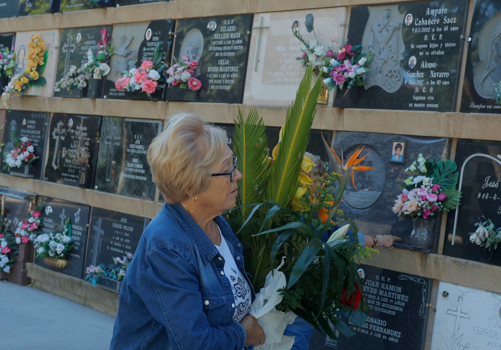 Los valencianos adelantan su visita al cementerio para evitar aglomeraciones