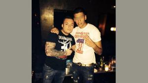 Álex di Francesco, a la izquierda, junto a un amigo en una conocida discoteca de Marbella.