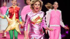 Agatha Ruiz de la Prada saluda al final de su ’show’.