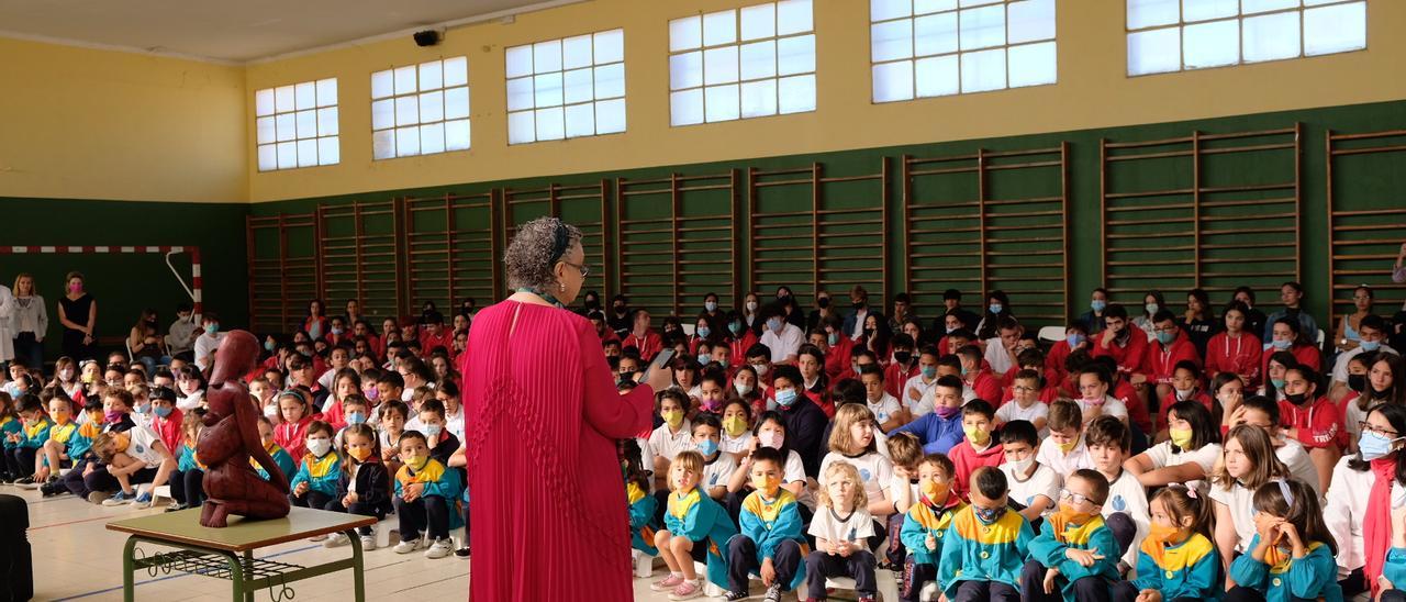 La presidenta de la fundación Trilema, Carmen Pellicer, durante el encuentro que mantuvo con los alumnos del colegio en su visita a Zamora. | Cedida