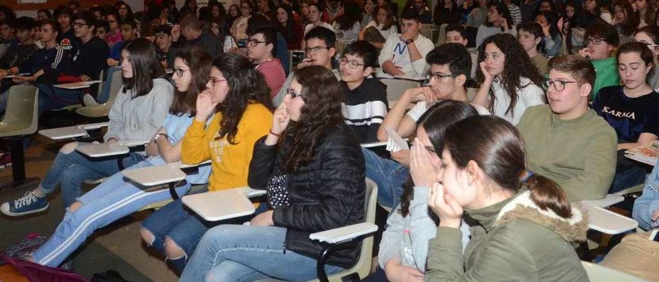 Estudiantes del IES Francisco Asorey, durante una charla en el instituto cambadés el curso pasado. // Noé Parga