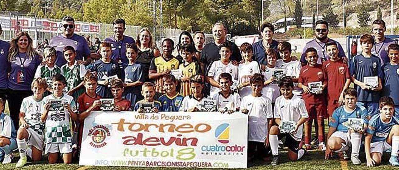 Imagen de los equipos participantes del Torneo Villa de Peguera alevÃ­n fÃºtbol-8 tras recibir los premios.