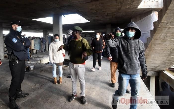 Tensión en San Pío X durante el desalojo de okupas en un edificio abandonado