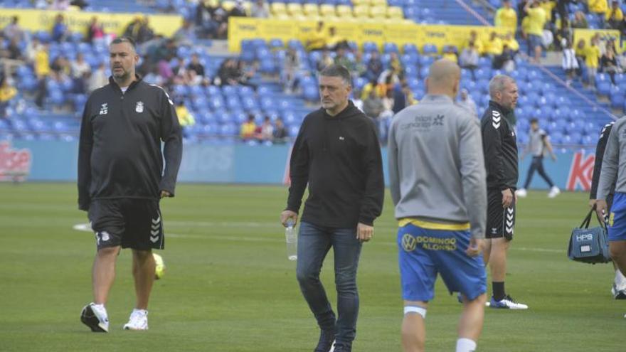 El coach de la UD, Richi Serrés, a la izquierda de la imagen, junto a Xavier García Pimienta, entrenador amarillo, el día del encuentro frente a la Ponferradina. | | JUAN CASTRO