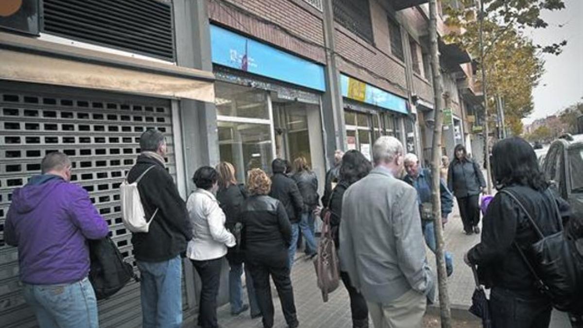 Cola de parados en una oficina de empleo de Barcelona.