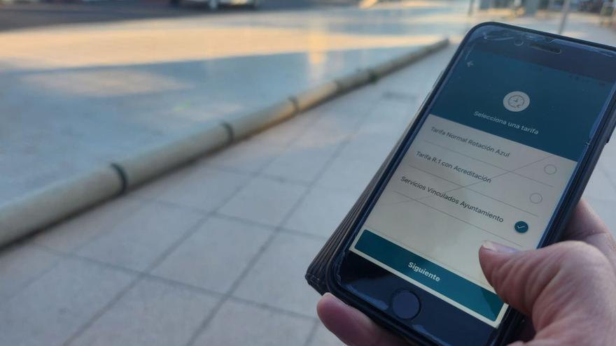 Un usuario de la aplicación móvil de la zona azul marca la tarifa a Servicios Vinculados al Ayuntamiento. | DI