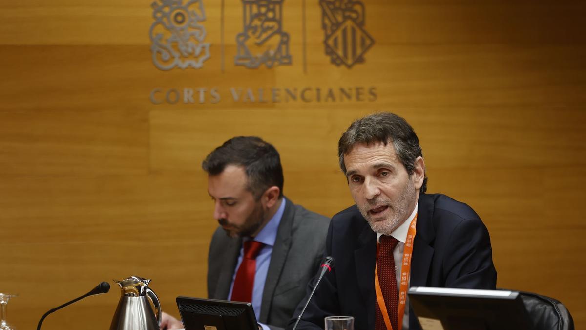 El presidente del consejo de administración de À Punt, Vicente Ordaz, comparece en las Corts, este lunes.