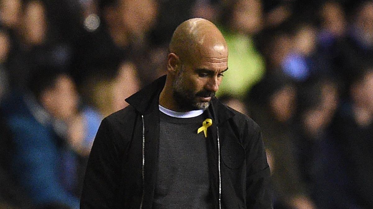 Pep Guardiola, con el lazo amarillo durante un partido del Manchester City.