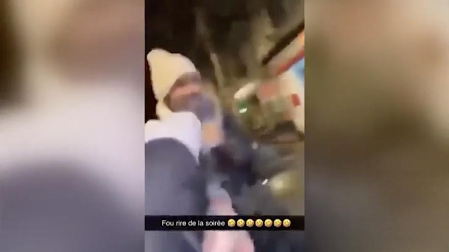 Así es el vídeo viral del hombre que arrastra a peatones desde un coche en marcha