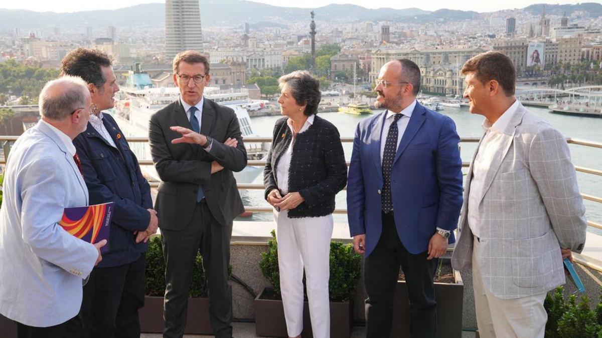 Alberto Núñez Feijóo y Elda Mata, antes de la reunión entre el líder del PP y Societat Civil Catalana