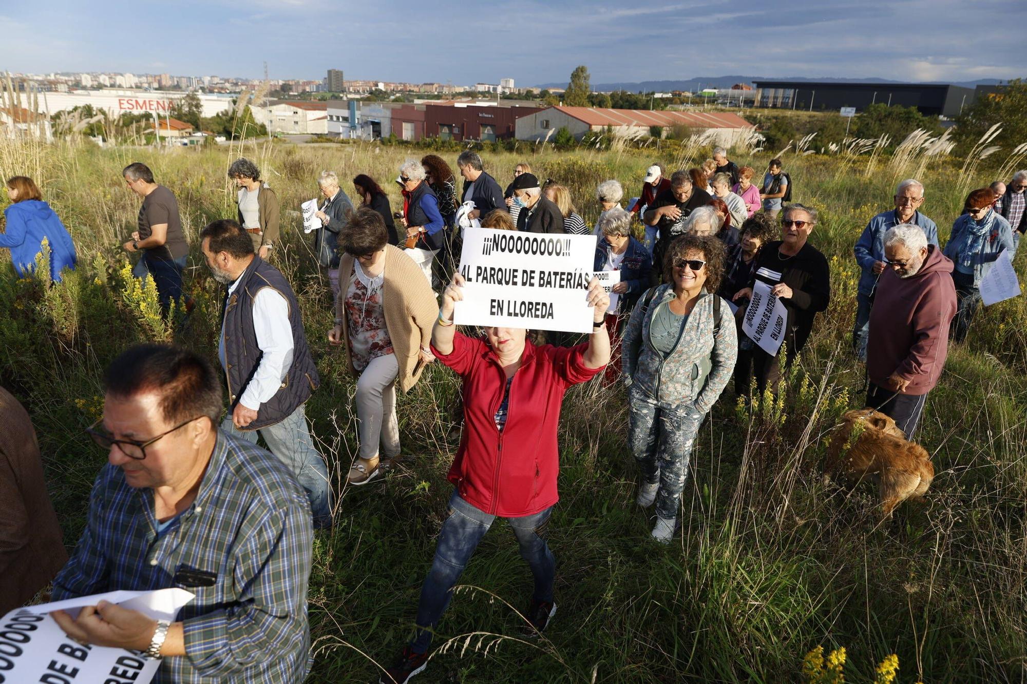 Los vecinos de Tremañes, en pie de guerra contra los parques de baterías (en imágenes)