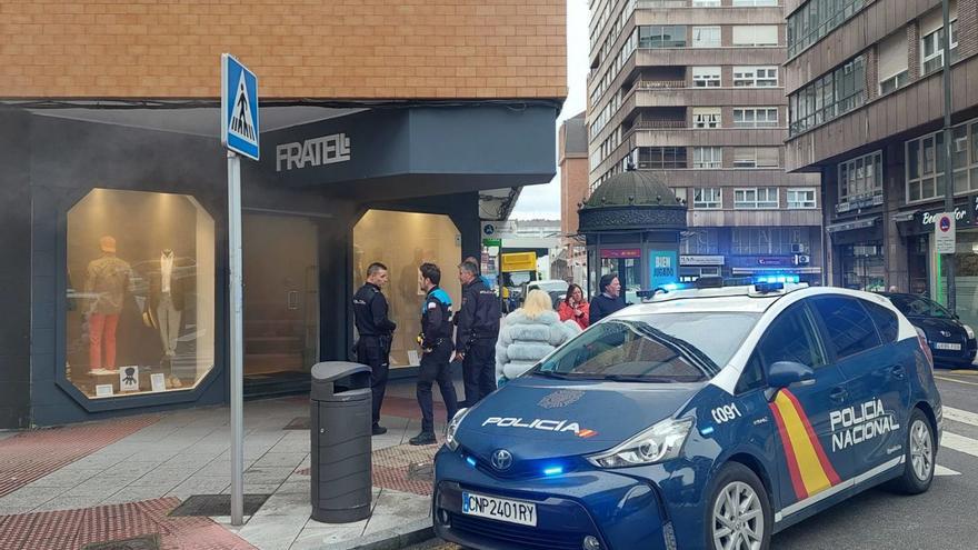 Varios agentes de Policía, delante de la tienda donde intentaron robar. | Miki López