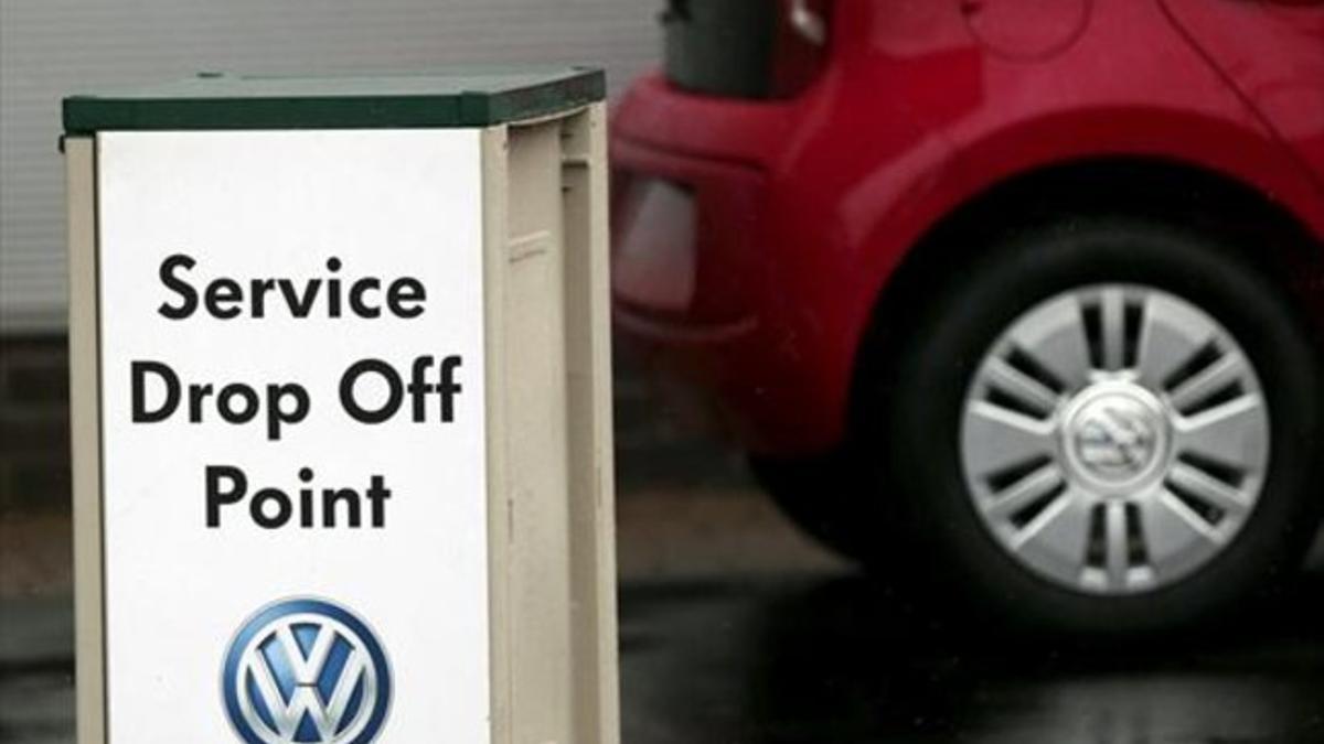 Un coche Volkswagen estacionado en un taller en Londres.