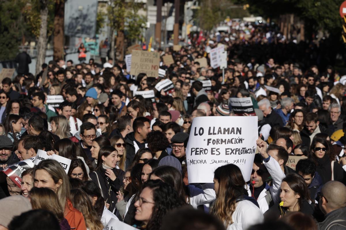 Sanitaris es manifesten als carrers de Barcelona