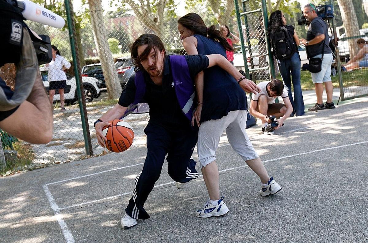 MADRID 25/06/2016 POLITICA El Secretario General de Unidos Podemos Pablos Iglesias durante la jornada de reflexion juega un partido de baloncesto en la Ciudad Universitaria con parte de su equipo  . Imagen DAVID CASTRO