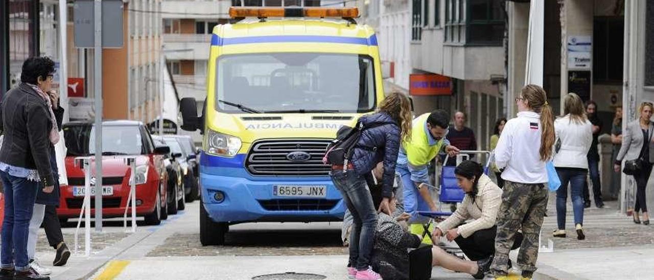 Caída de una mujer que tropezó con un bordillo en el cruce de Calvo Garra con Antonia Ferrín. // Bernabé/Javier Lalín