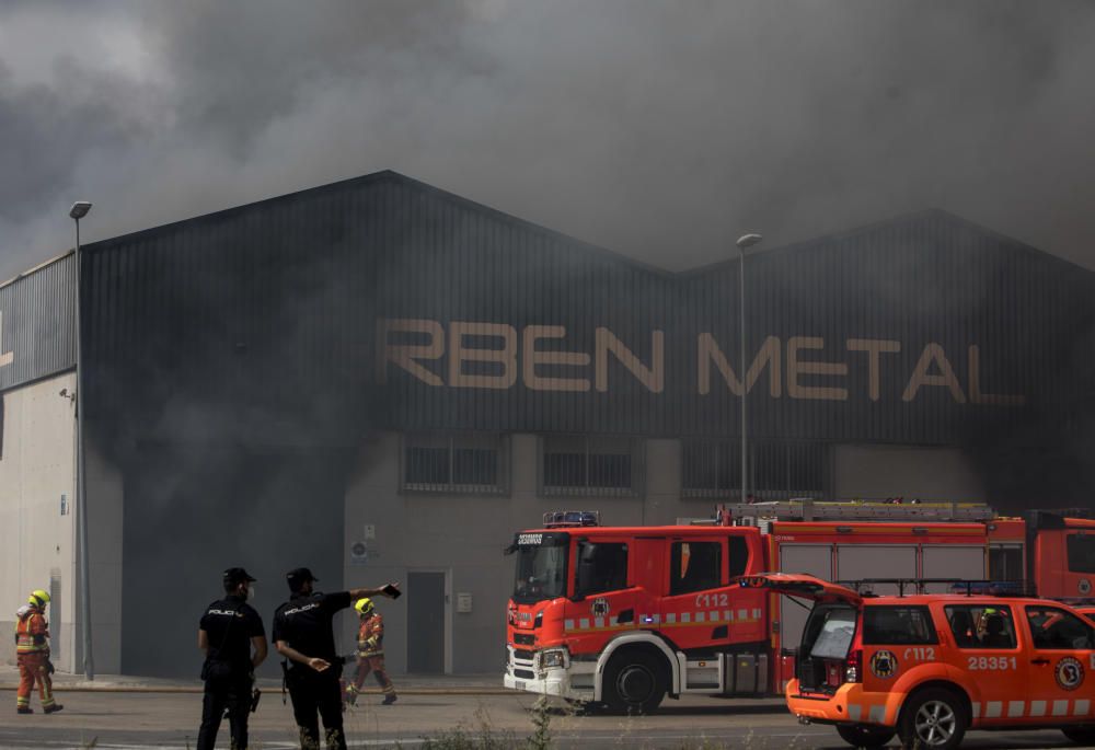 Incendio en una empresa del Polígono Industrial la Fillola, en Aldaia