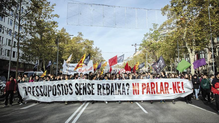 Cabecera de la manifestación de ayer en Barcelona para reclamar el fin de los recortes iniciados en 2011. // E.P.