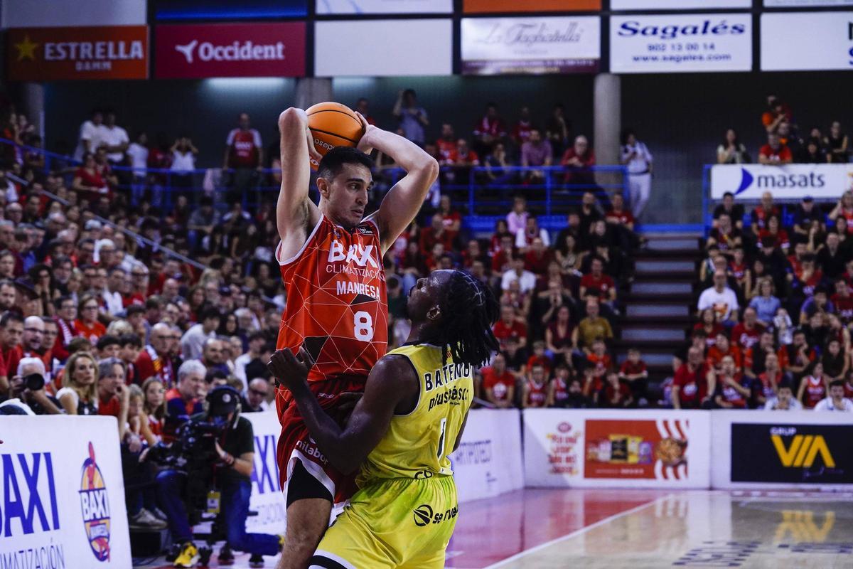 Álex Reyes, davant de Batemon, va fer un partidàs en el duel de la primera volta