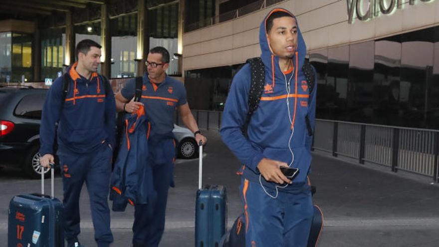 Los jugadores del Valencia Basket, a la salida en el aeropuerto