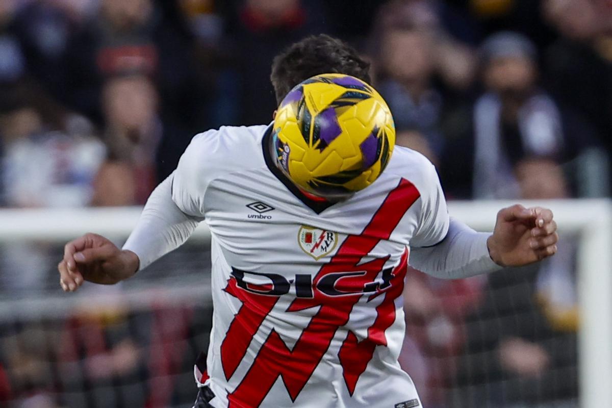 Óscar Trejo se dispone a cabecear el balón.
