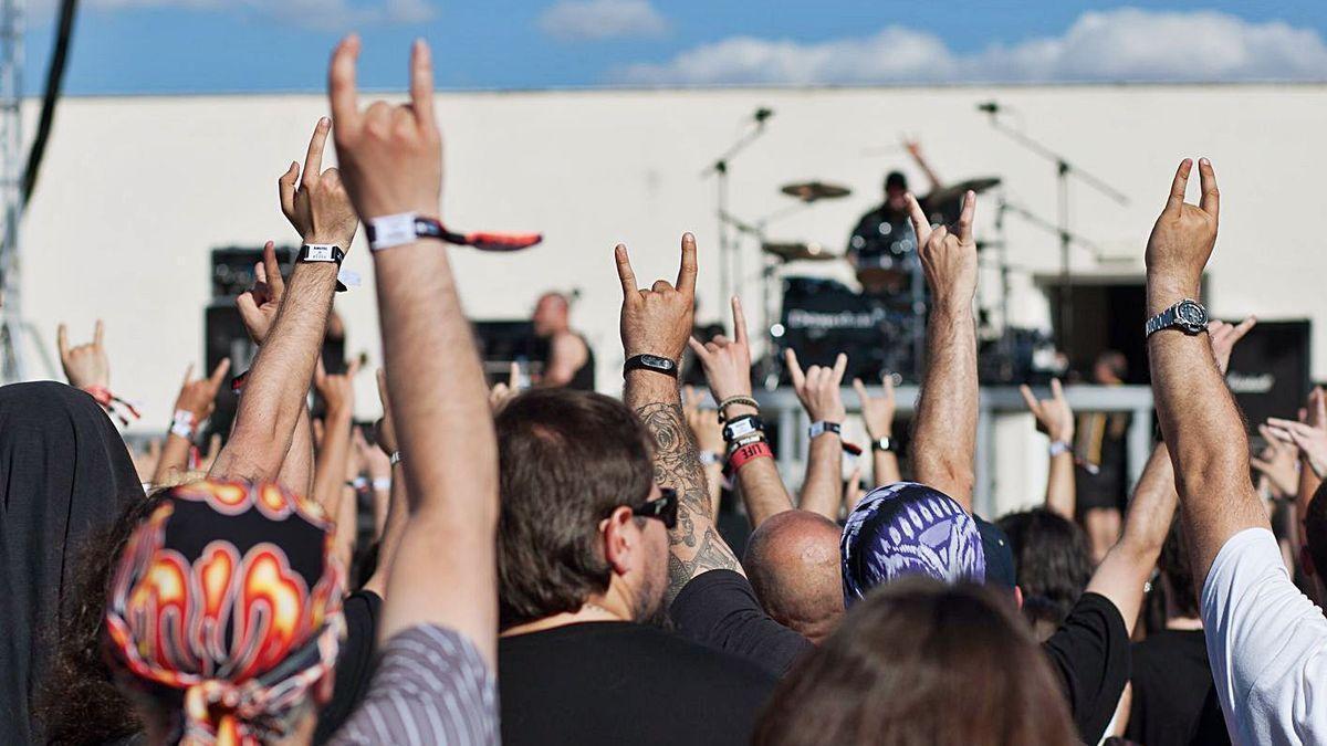 Varias personas, en una foto de archivo, durante uno de los conciertos del festival Z! Live de Zamora.