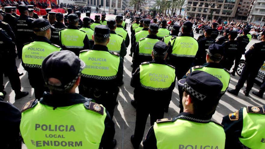 Agentes de la Policía Local de Benidorm durante un acto oficial del cuerpo, en imagen de archivo.