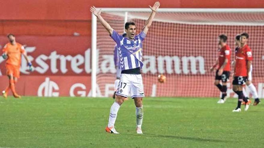 Un jugador del Valladolid celebra uno de los goles de su equipo.