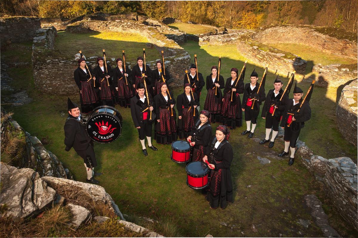 Foto promocional de la banda, en el castro de Coaña.