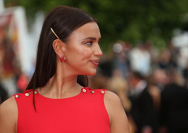 Irina Shayk, con horquillas doradas