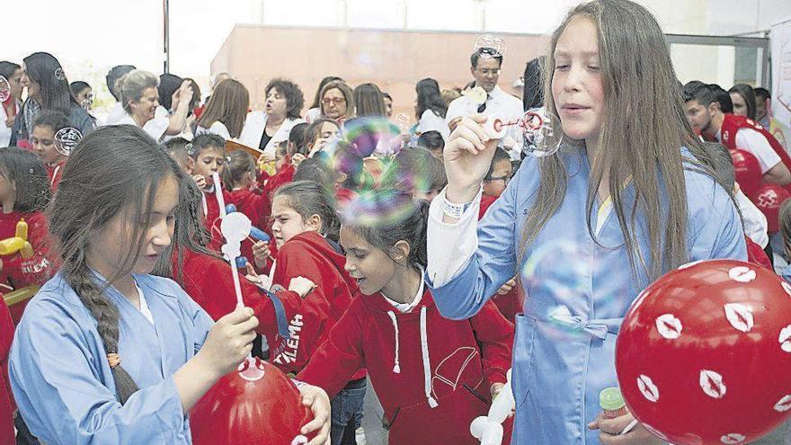 Dos menores hospitalizadas se sumaron por unos instantes a la fiesta.