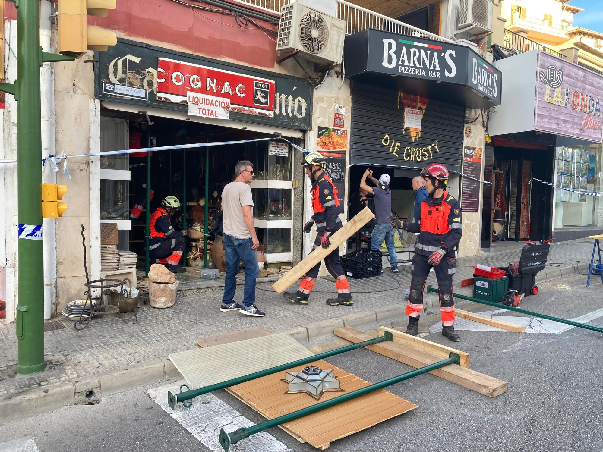 Precintan cinco locales comerciales y la terraza de un bar nocturno de Cala Major por riesgo de derrumbe