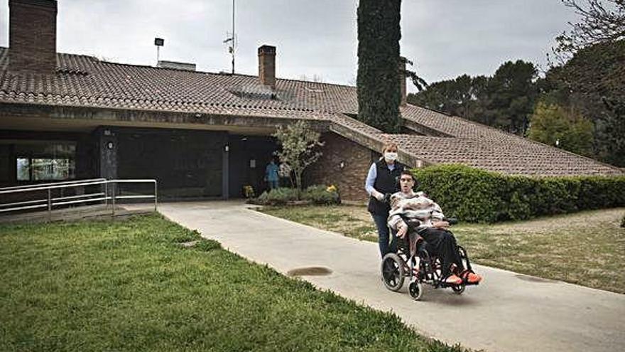 La llar El Turó, a Pineda de Bages, gaudeix d&#039;un bon entorn, que permet fer petits passejos terapèutics