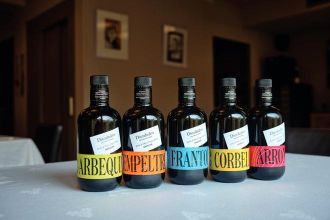 Las cinco variedades de aceites elaboradas por Diezdedos: arbequina, arroniz, corbella, empeltre y frantoio.