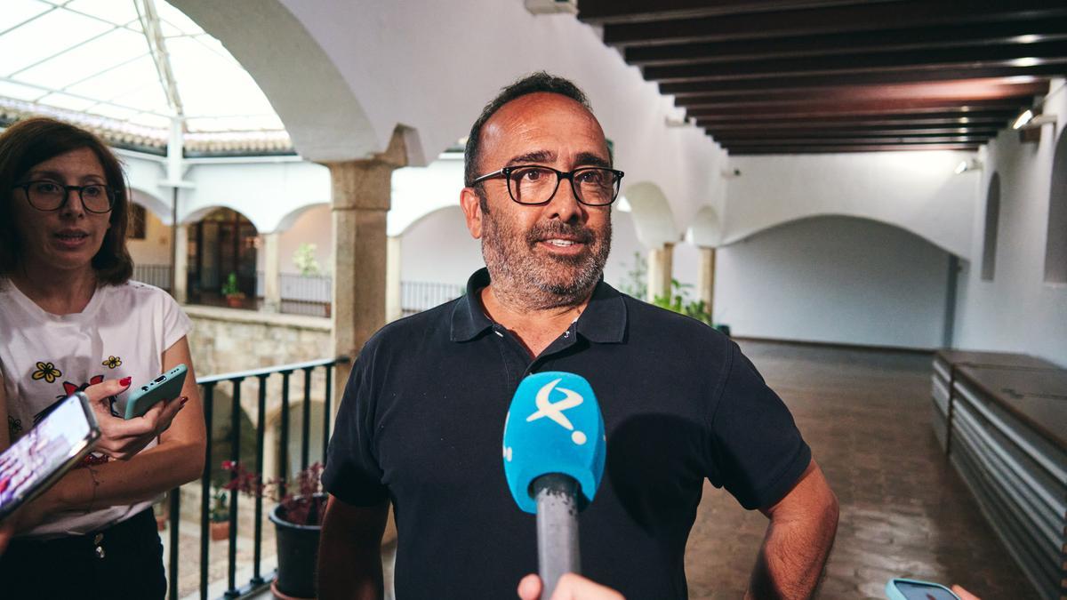 Morales sustituye a Carlos Carlos al frente de la Diputación de Cáceres.
