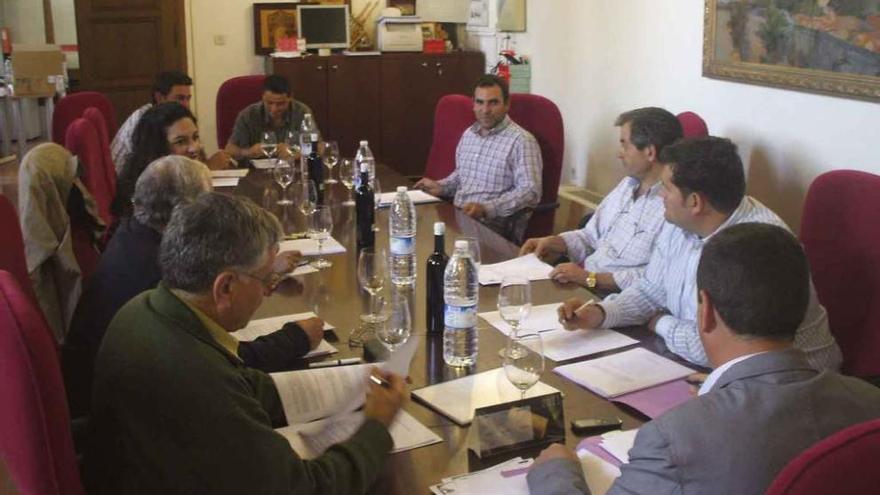 Vocales del pleno del Consejo Regulador, durante una sesión mantenida en la sede de la DO. Foto