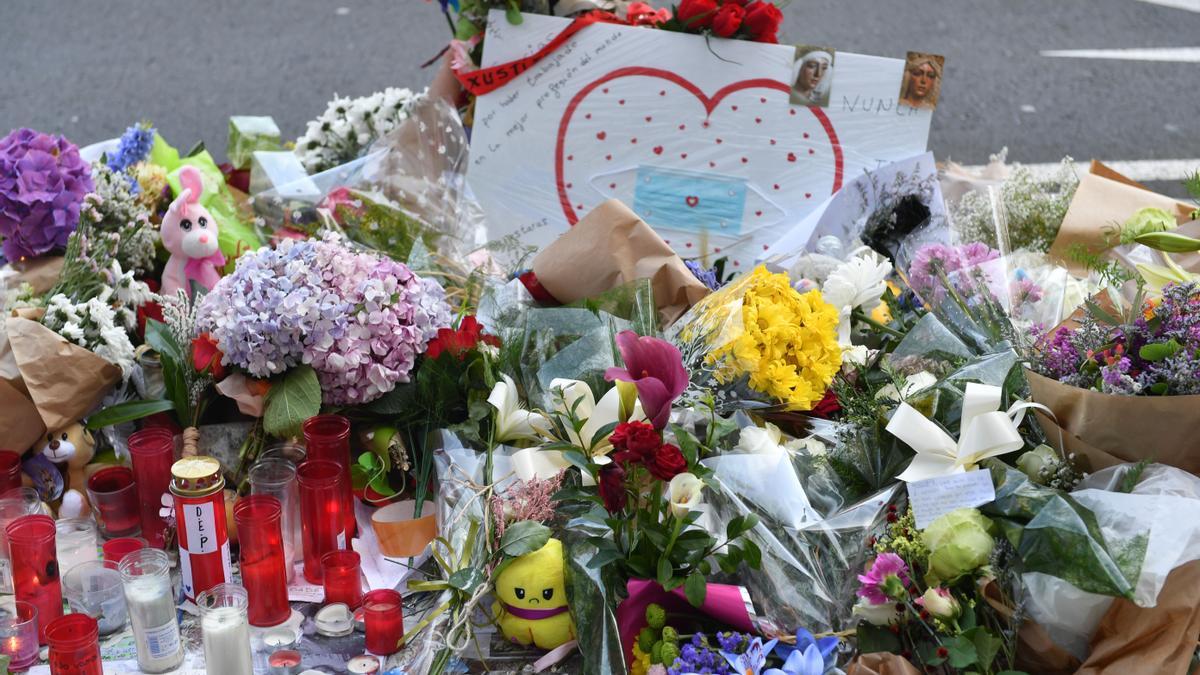 Flores, mensajes y velas en el lugar en el que tuvo lugar la agresión que acabó con la vida del joven Samuel Luiz.