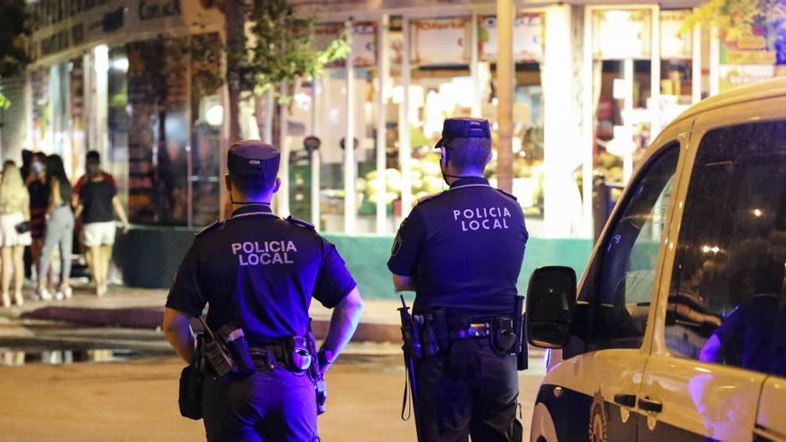 Policías locales en una zona de ocio nocturno de Alicante.