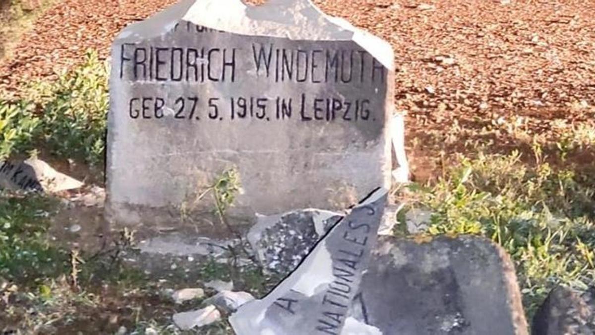 La làpida de l'aviador nazi abatut a Garriguella quan va ser malmesa el 2022