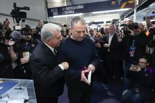 ¡Hansi Flick y los jugadores ejercen su derecho a voto junto a Joan Laporta!