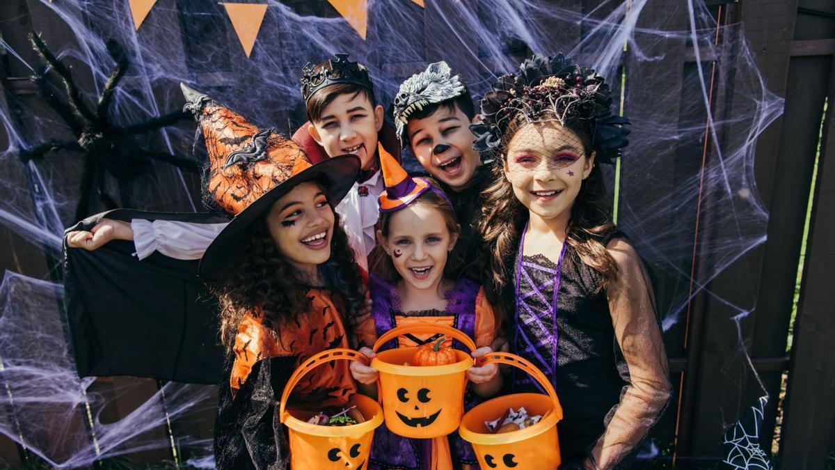 Imagen de archivo de un grupo de niños celebrando Halloween.
